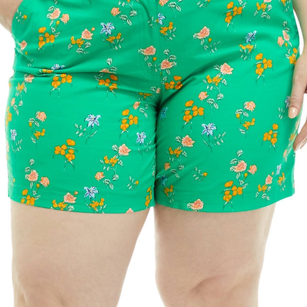 Crown & Ivy Plus Size Printed 5 Inch Caroline
Shorts